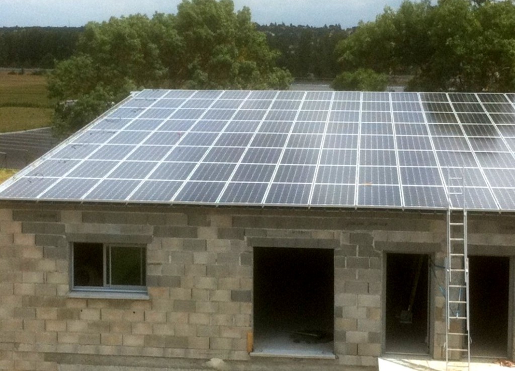 Instalación en tejado de un edificio profesional nuevo